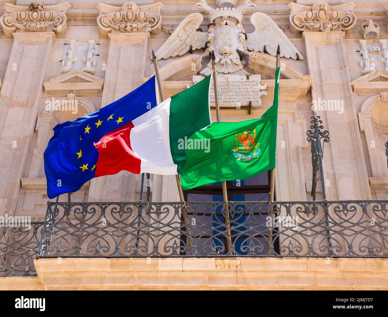 Fahnen am Rathaus, Syrakus, Sizilien Foto de stock
