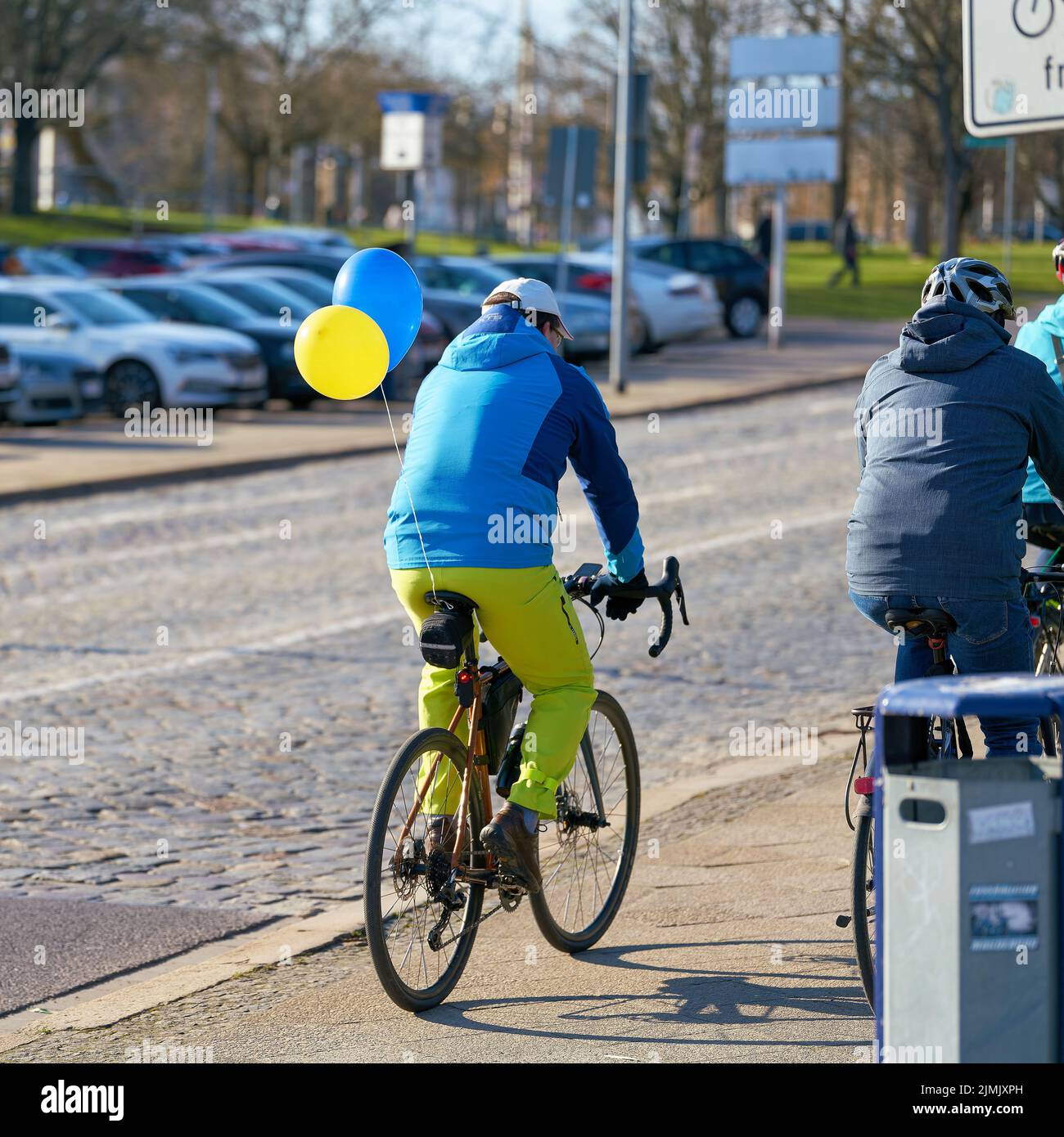 Un ciclista con los colores de Ucrania en el centro de Magdeburg, Alemania Foto de stock