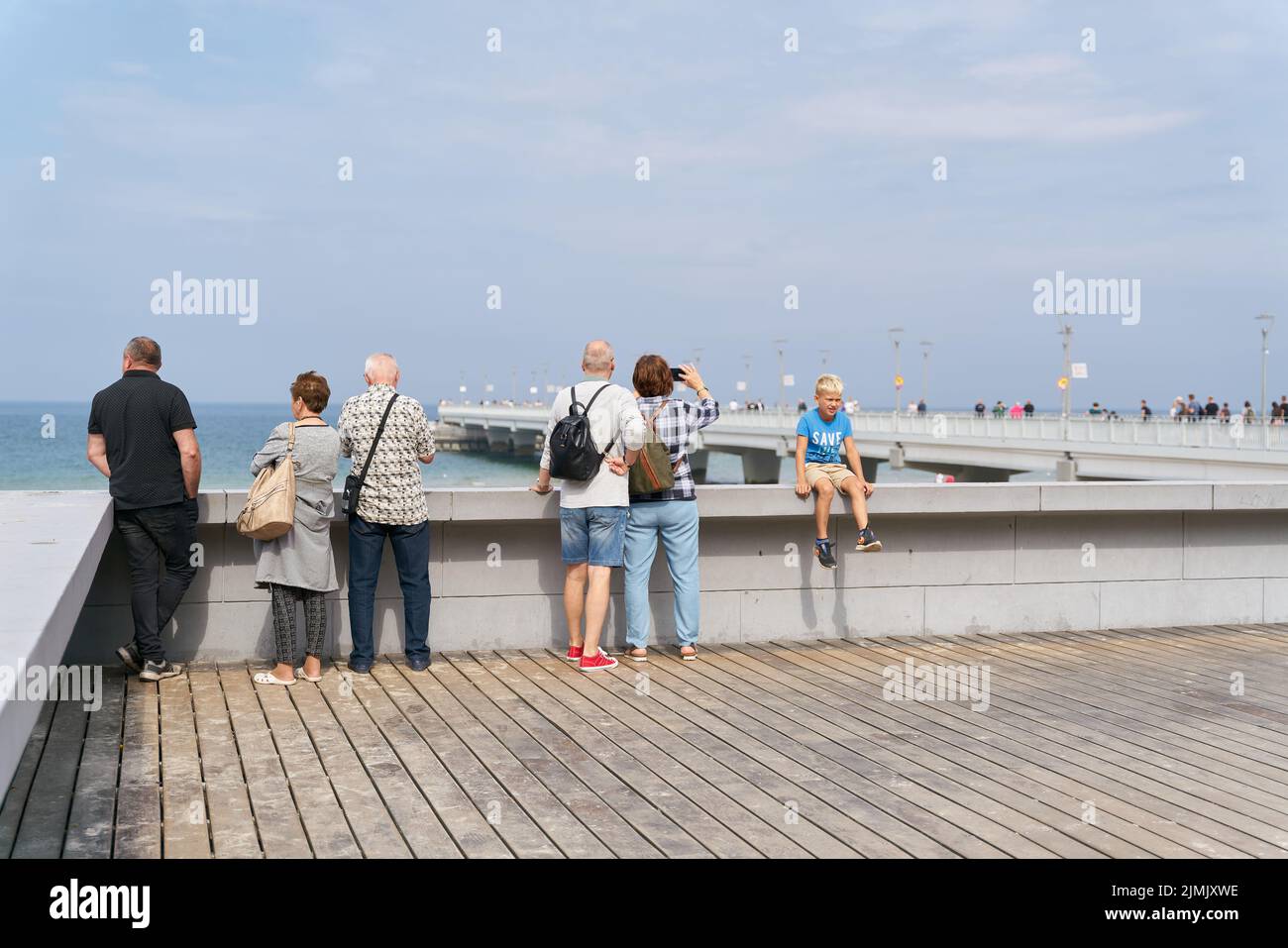 Turistas en el paseo marítimo de Kolobrzeg en la costa polaca del Báltico Foto de stock
