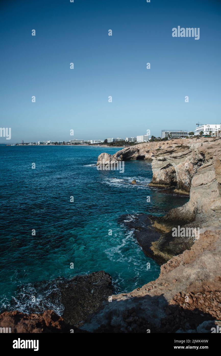 Hermoso paisaje marino con arco cueva del mar puente amor en Ayia Napa, Chipre Foto de stock