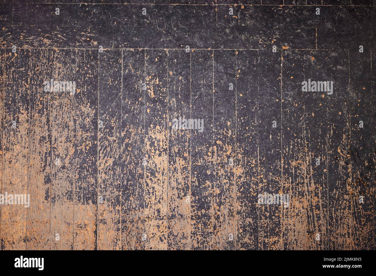 Textura del viejo piso de madera con pintura negra dañada Foto de stock