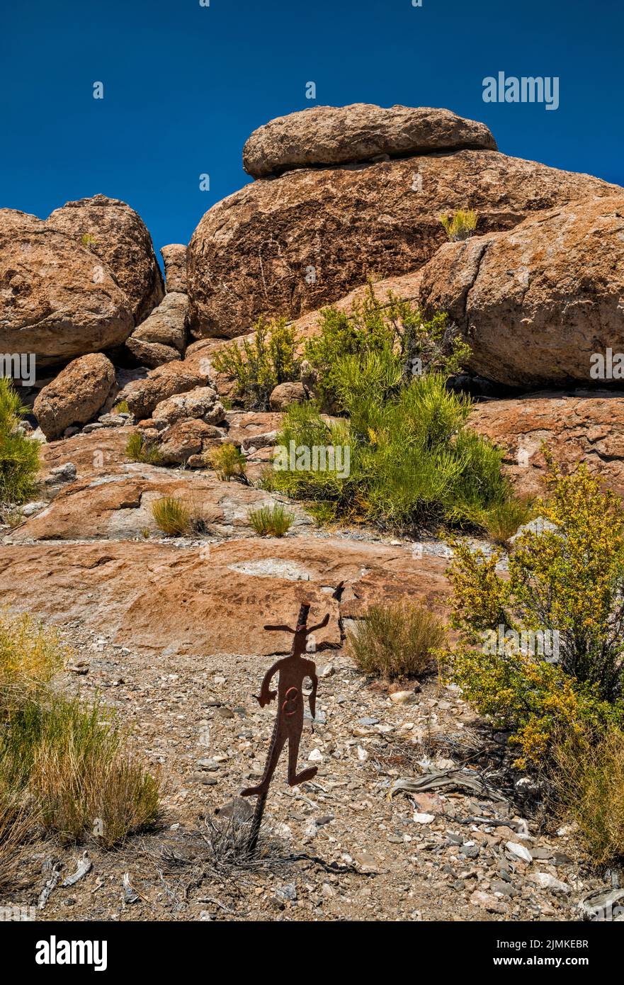 Petroglifos en la roca de tuff, marcador de senderos, Crystal Wash, Pahranagat Valley, cerca de Ash Springs, Nevada, EE.UU Foto de stock