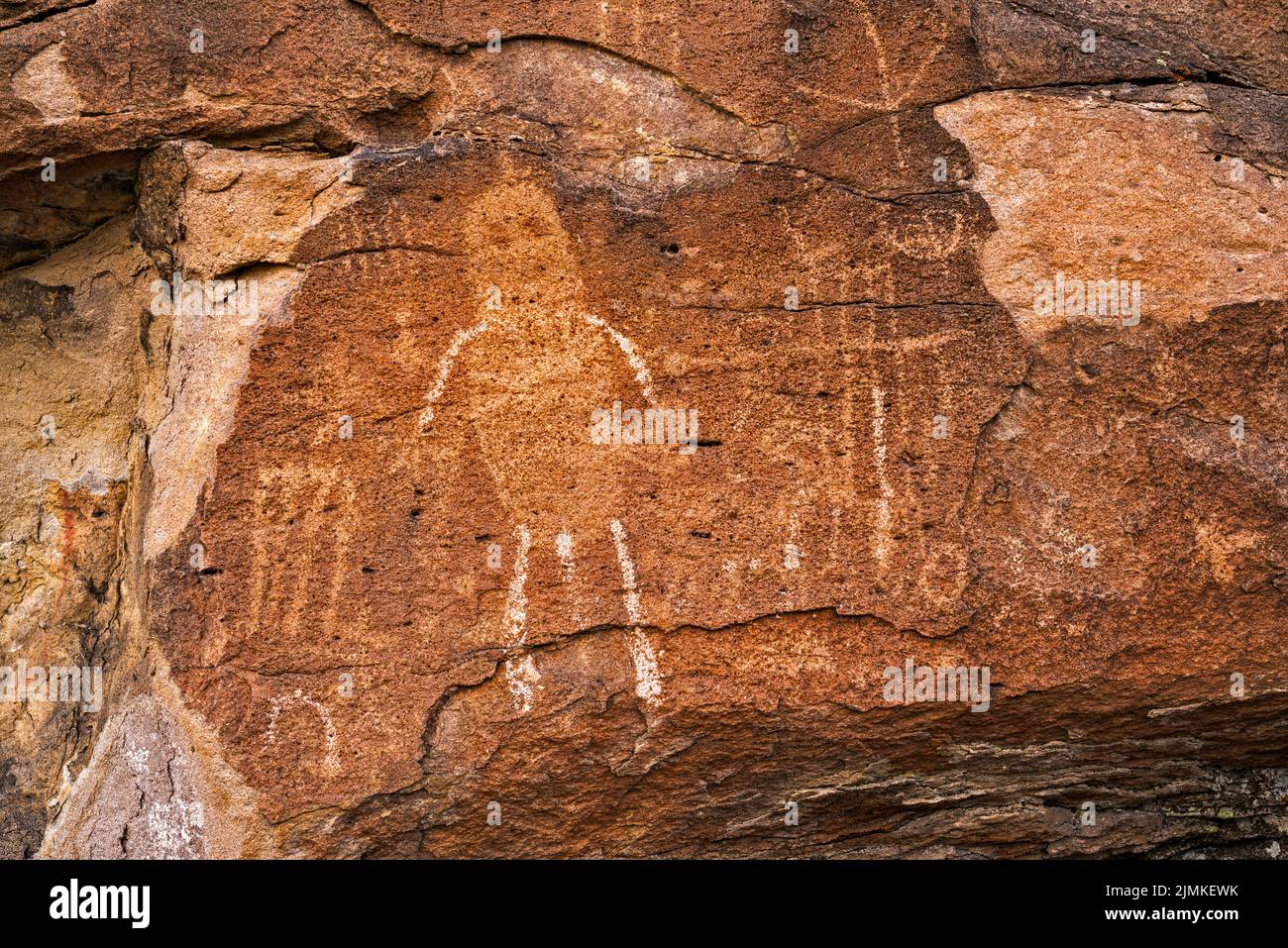 Petroglifos en el afloramiento de tuff, Distrito Arqueológico Mt Irish, Locus Occidental, Monumento Nacional Basin and Range, Nevada, EE.UU Foto de stock
