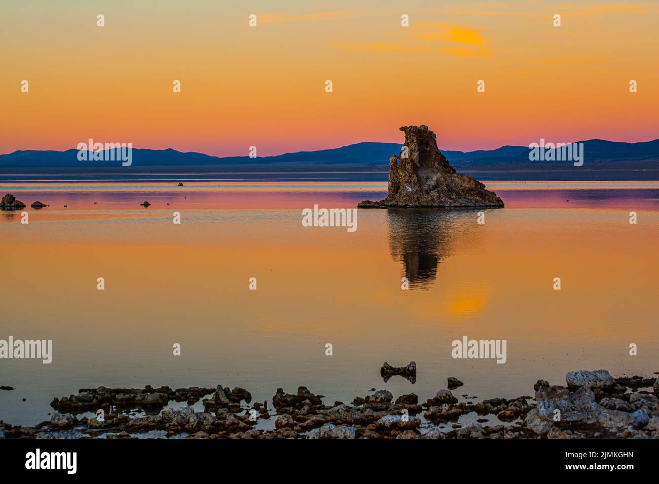 El lago Mono es un lago de sal en California Foto de stock
