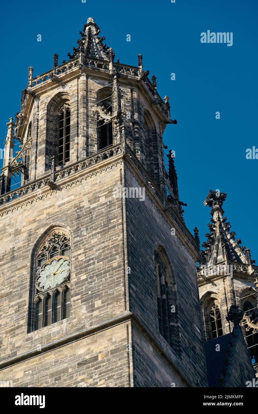 Torres medievales de la Catedral de Magdeburgo en el casco antiguo de Magdeburgo en Alemania Foto de stock