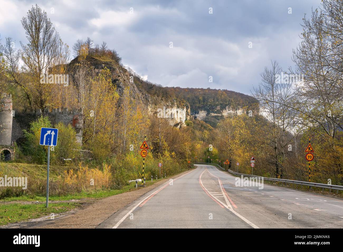 Paisaje con carretera, Adygea, Rusia Foto de stock