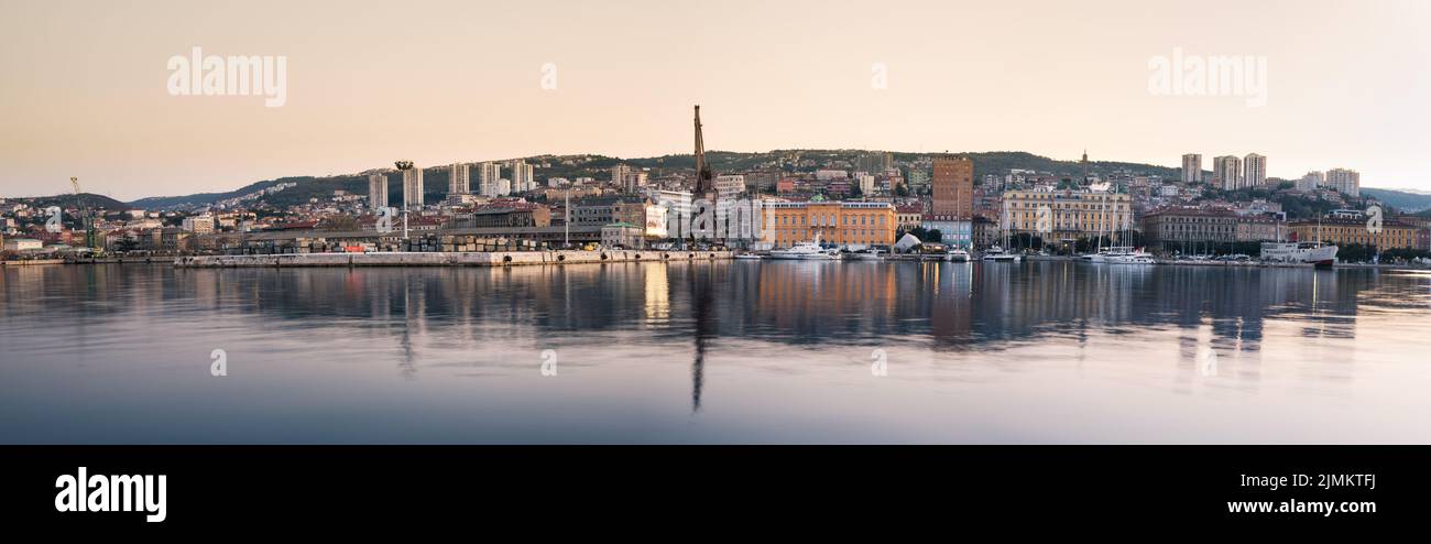 Panorama de la ciudad de Rijeka en Croacia Foto de stock