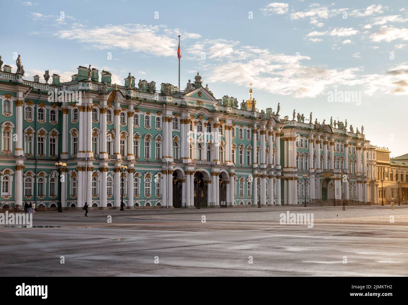 Palacio de Invierno y Plaza del Palacio en San Petersburgo a primera hora de la mañana al amanecer Foto de stock