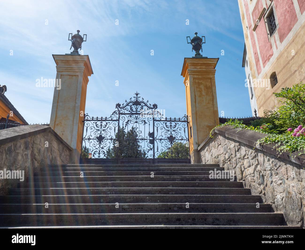 Antigua puerta de acero al patio del castillo Javornik en la república Checa. La bonita arquitectura antigua, centro turístico Foto de stock