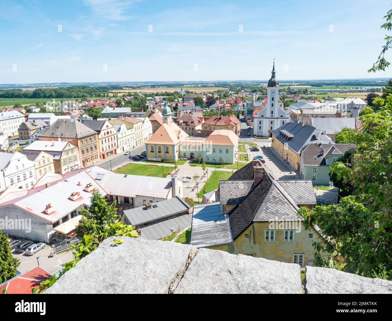 JAVORNIK - REPÚBLICA CHECA - 18 DE JUNIO de 2022: Vista de verano del centro de Javornik desde el Castillo de Jansky Hill (Jansky Vrch), Región de Olomouc, Czechie Foto de stock