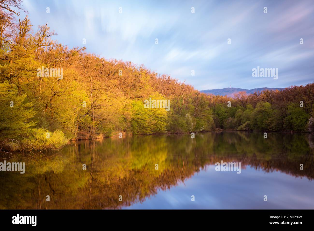 Panorama de un lago en el parque Maksimir con reflexiones y una montaña Medvednica en Zagreb Foto de stock