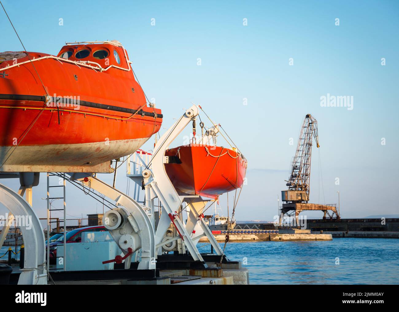 Bote salvavidas asegurado a un gran barco en el puerto de Rijeka, Croacia Foto de stock