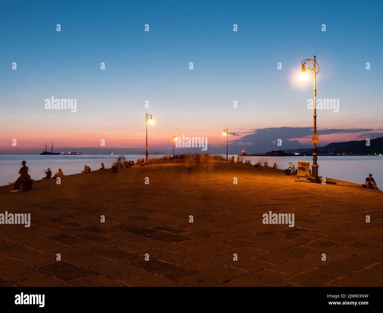 Trieste, Italia - Junio 25 2022: Muelle Molo Audace, antes Molo San Carlo en la tarde al anochecer Foto de stock
