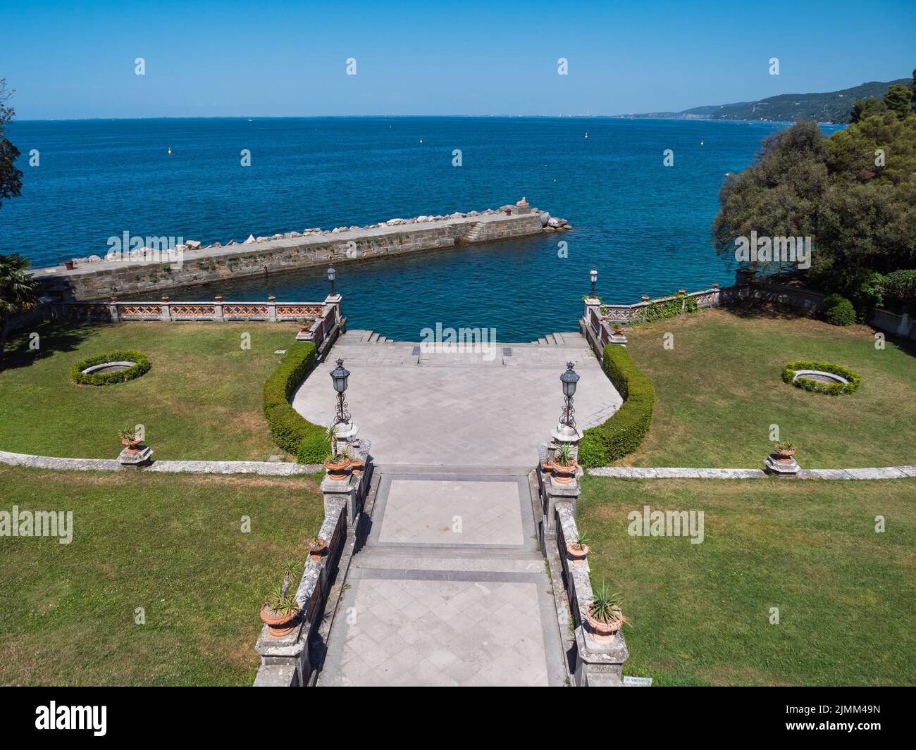 Castello Miramare Castle Harbor Pier y Garden Park cerca de Trieste, Italia Foto de stock