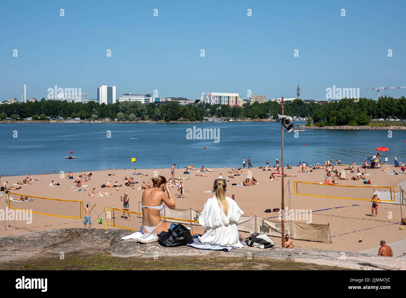 Playa Hietaniemi con pistas de voleibol de playa en Helsinki, Finlandia Foto de stock