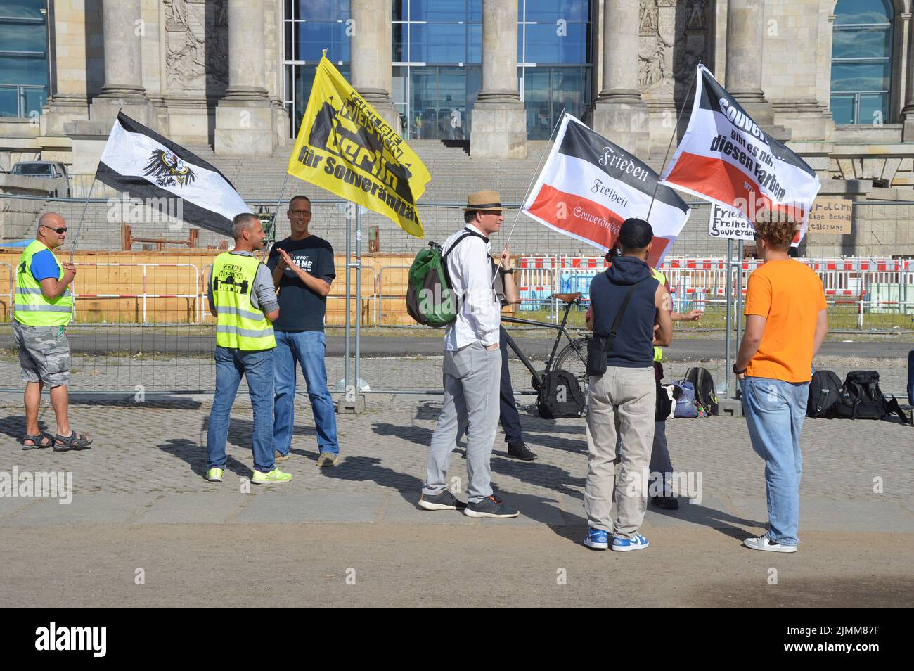Berlín, Alemania - 6 de agosto de 2022 - Los ciudadanos de extrema derecha del Reich se reúnen frente al edificio del Reichstag, - (Foto de Markku Rainer Peltonen) Foto de stock