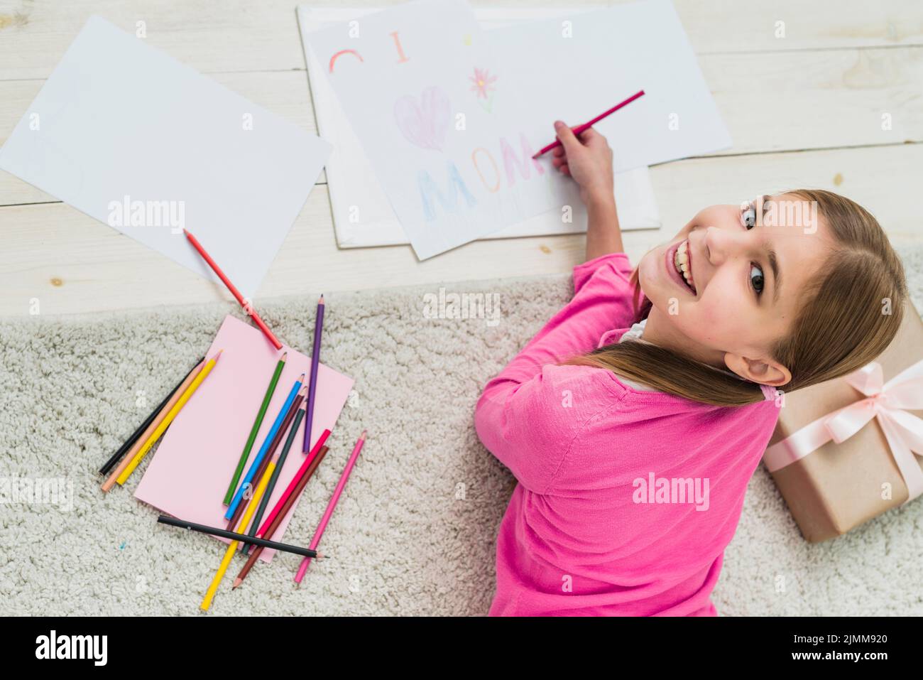 Niña feliz dibujo me encanta mamá papel Foto de stock