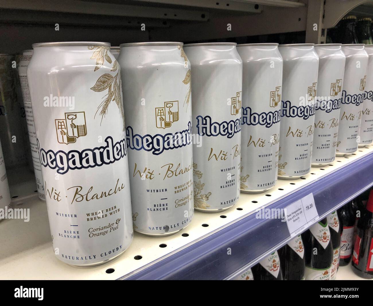 26.07.2022 Ucrania, Kharkiv, un estante con cerveza enlatada en un supermercado. Cerveza de trigo belga de la empresa Hoegaarden en lata Foto de stock