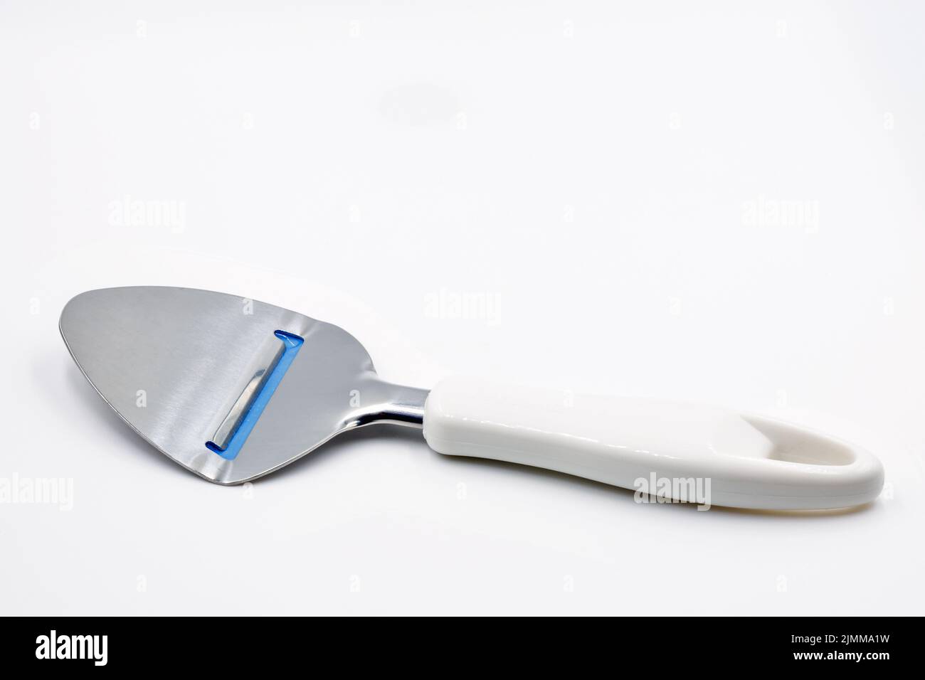 Cuchillo moderno para queso con mango de plástico sobre blanco Foto de stock