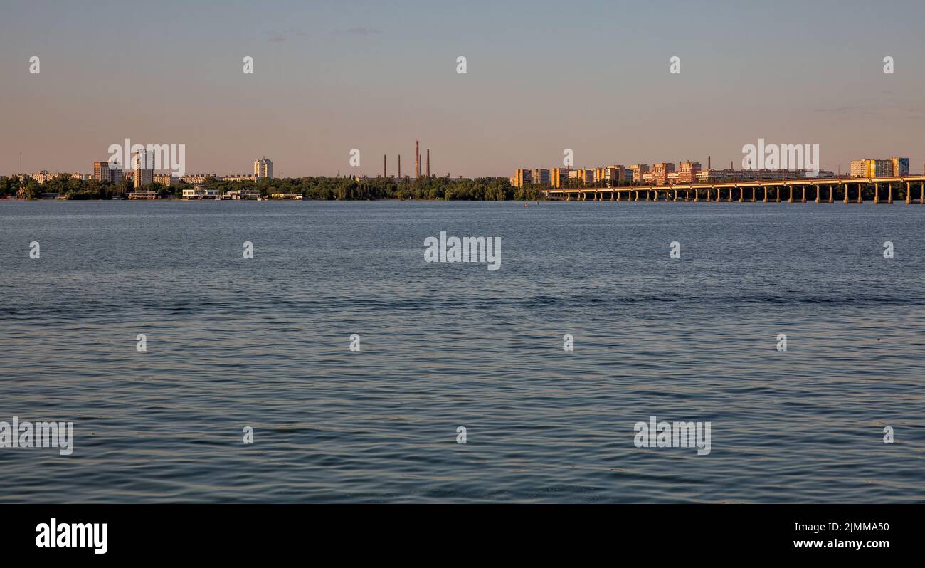 Vista sobre el puente central sobre el río Dnieper en Dnipro, Ucrania. Foto de stock