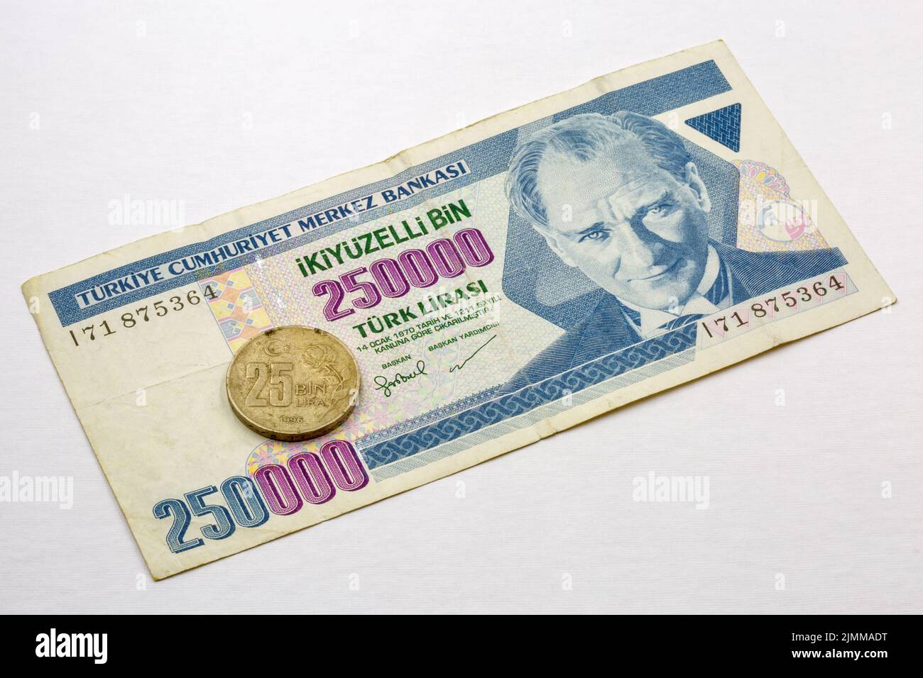 Dinero antiguo de Turquía con el retrato de Mustafá Kemal Ataturk macro Foto de stock