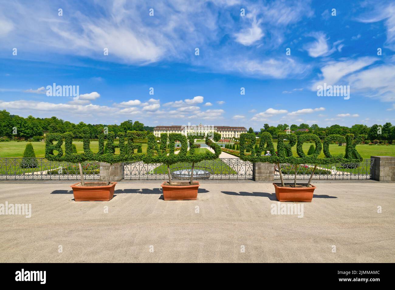 Ludwigsburg, Alemania - Agosto 2022: Signo hecho de plantas diciendo 'Blühendes Barock' delante de jardín de estilo barroco con palacio residencial Foto de stock