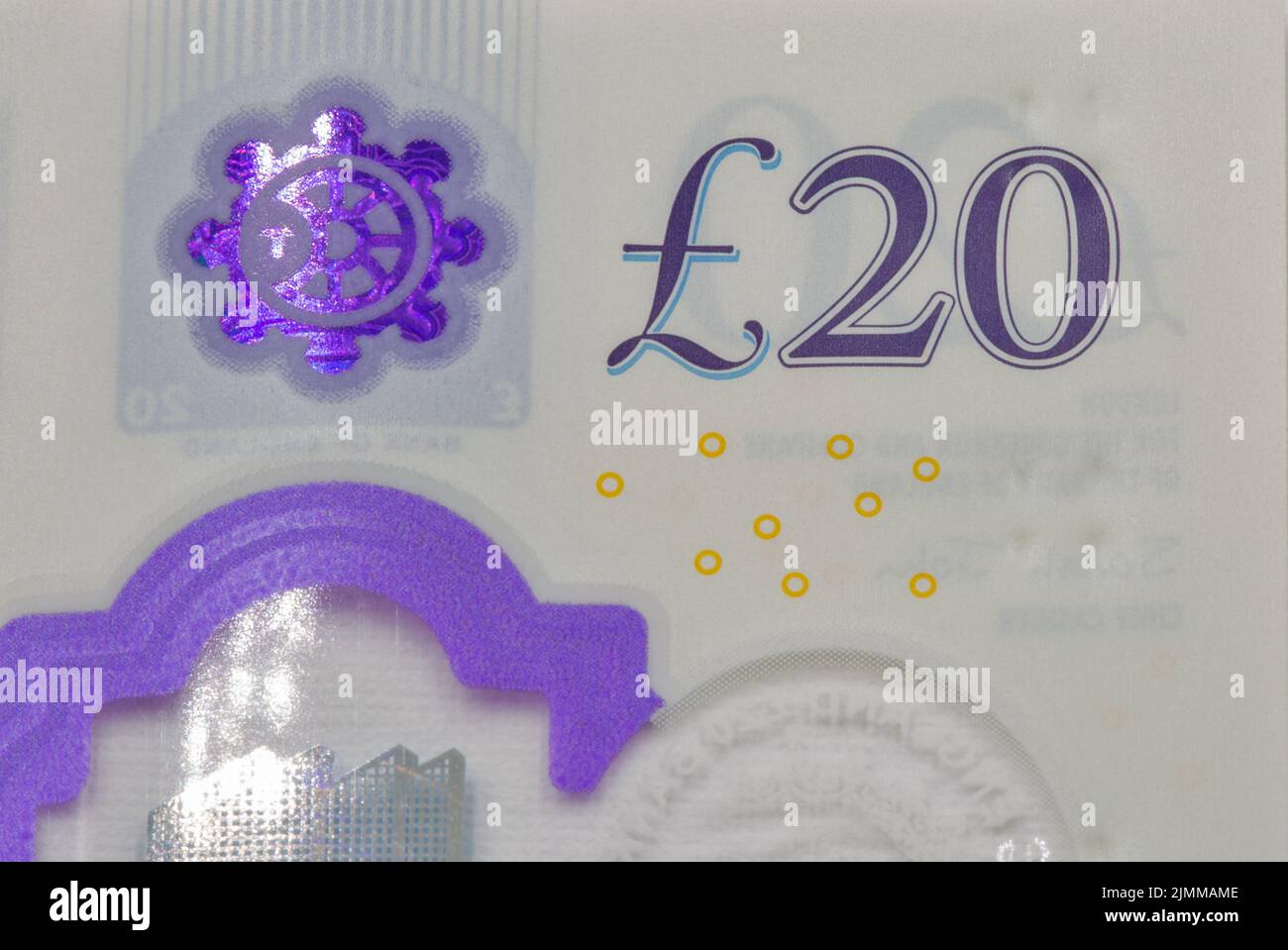 Primer plano del fragmento de billete británico de veinte libras esterlinas sobre blanco. Foto de stock