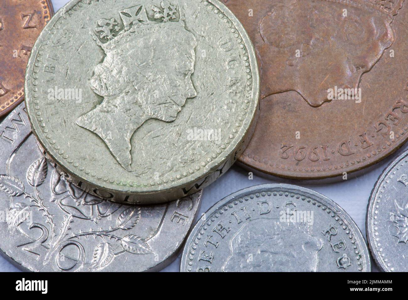 Antiguo uso de monedas británicas primer plano Foto de stock
