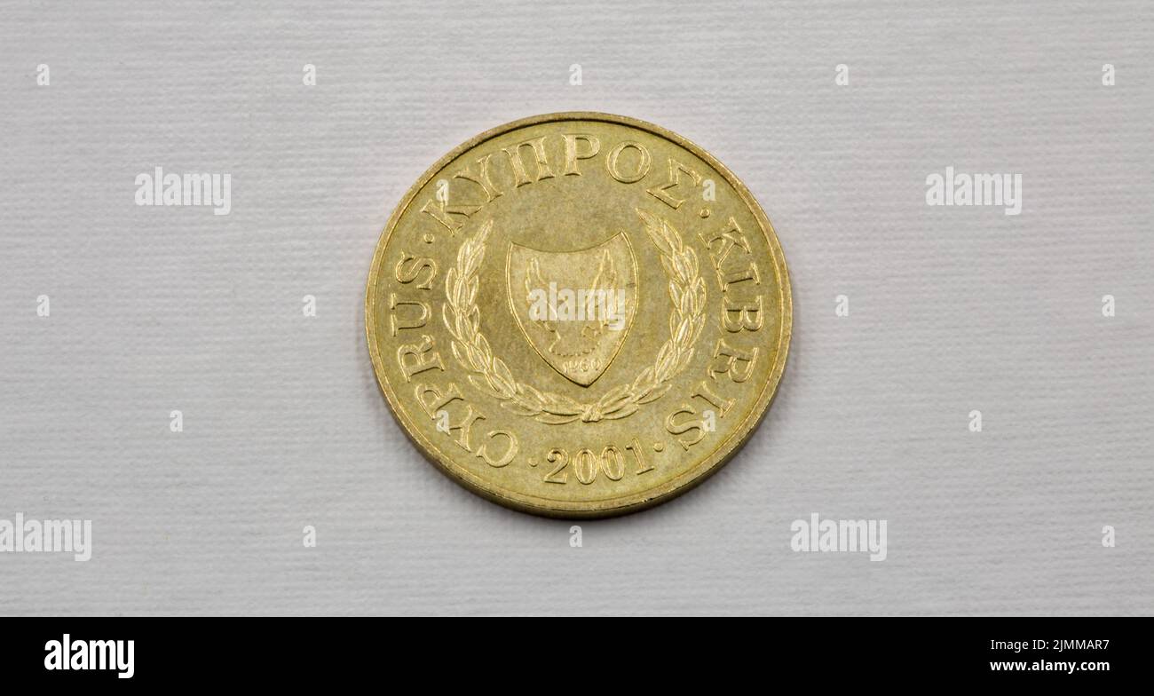 La moneda chipriota 1 céntimos 2001 utilizó primer plano sobre el fondo blanco Foto de stock