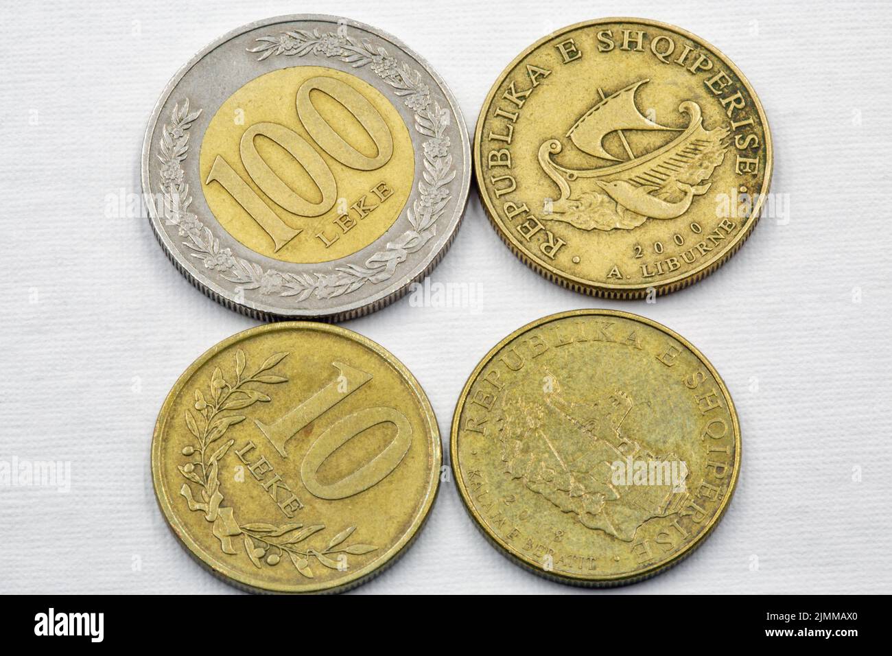 Conjunto de antiguas monedas albanesas de 10, 20 y 100 leks primer plano sobre blanco Foto de stock