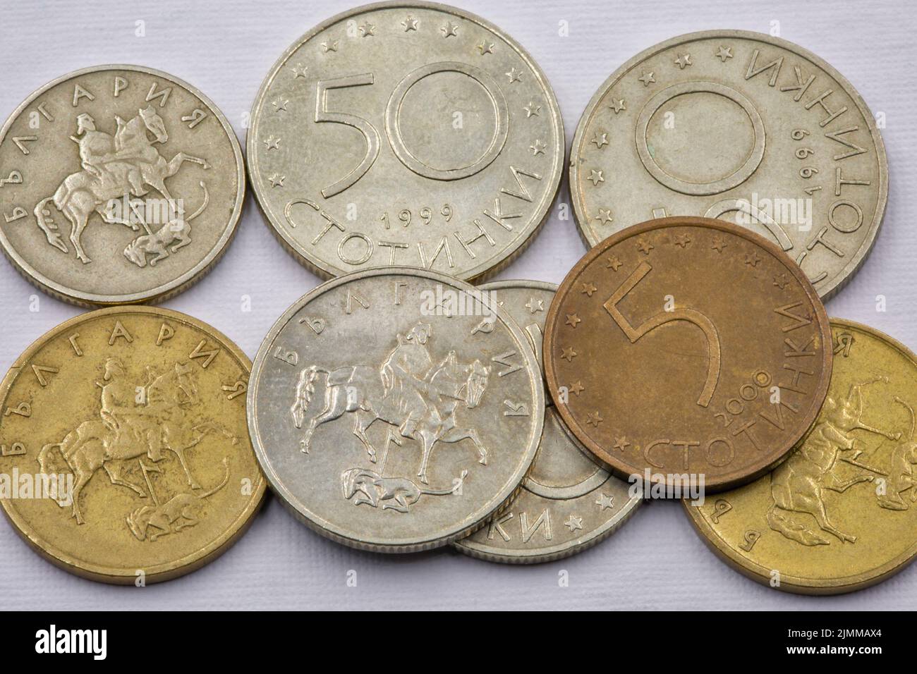 Usado monedas búlgaras primer plano contra blanco Foto de stock