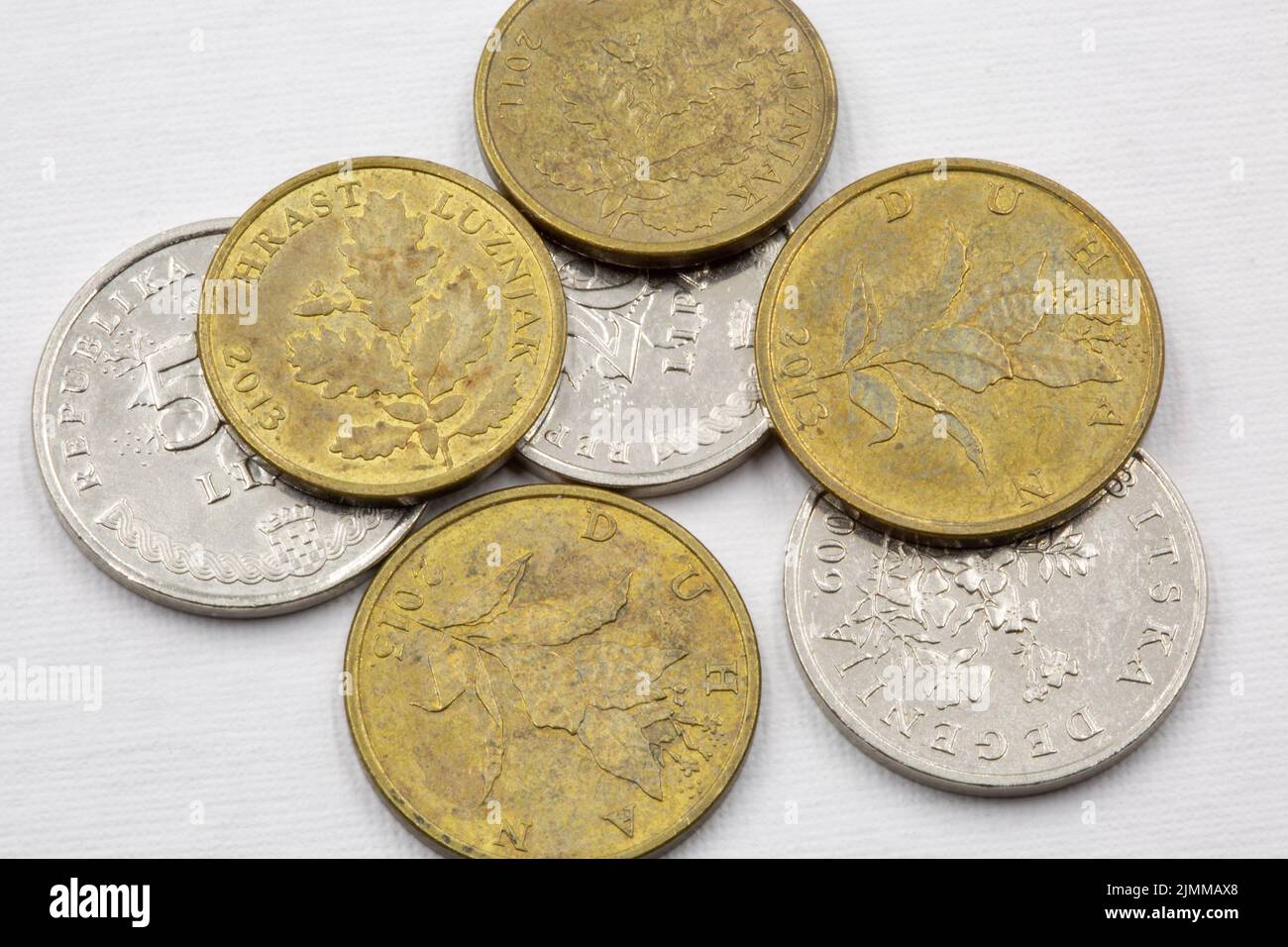 Se utilizaron monedas croatas primer plano contra blanco Foto de stock