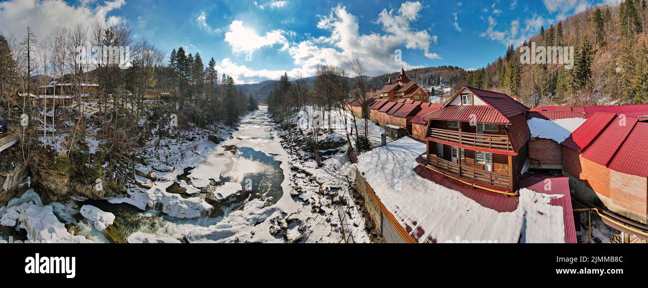 Vista de drone sobre el río Prut de invierno, cascada de Probiy y mercado de recuerdos en las montañas de los Cárpatos, panorama. Yaremche, Ucrania. Foto de stock