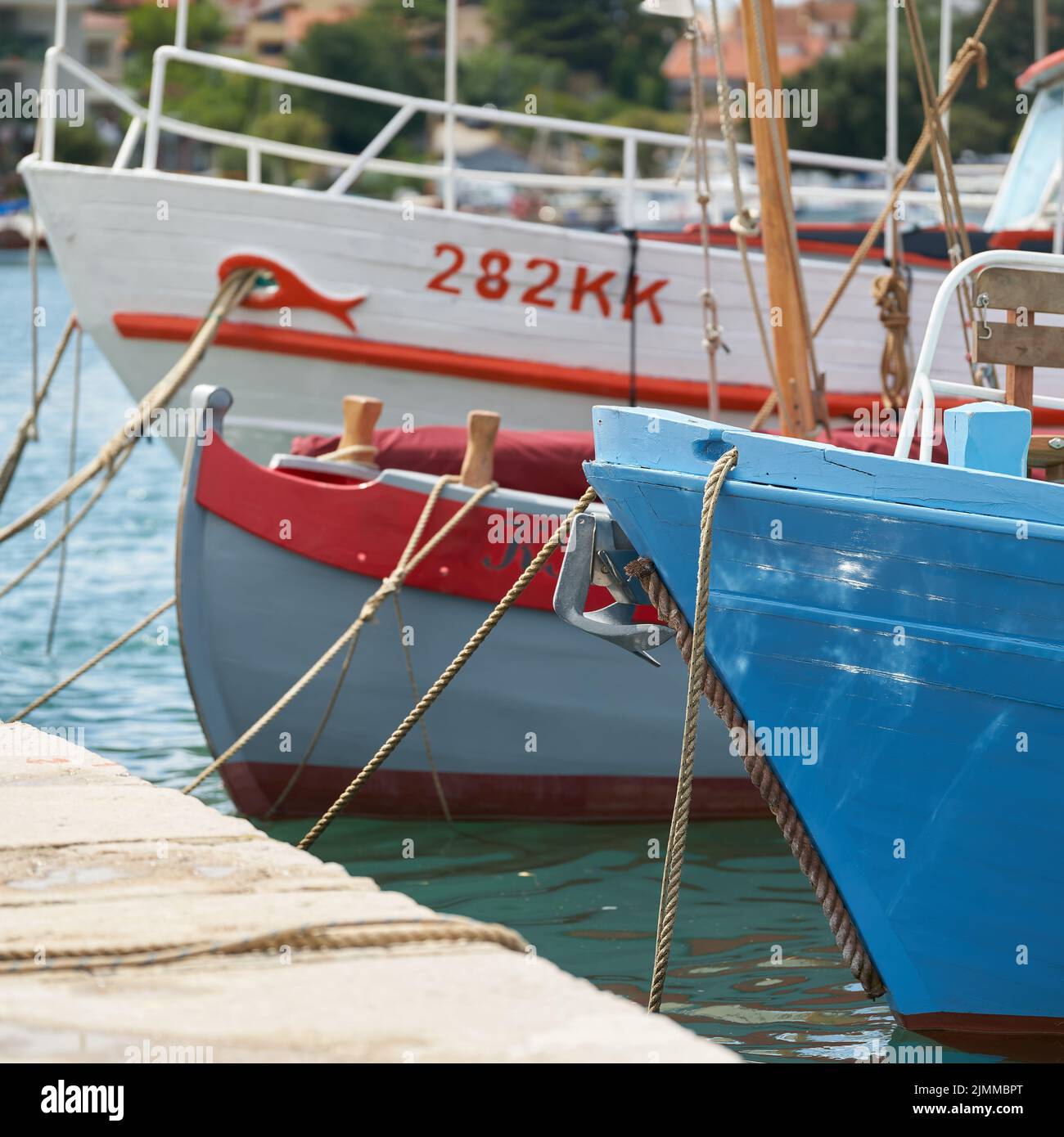 Barcos de pesca en el puerto de la ciudad de Krk en el Mar Adriático en Croacia Foto de stock