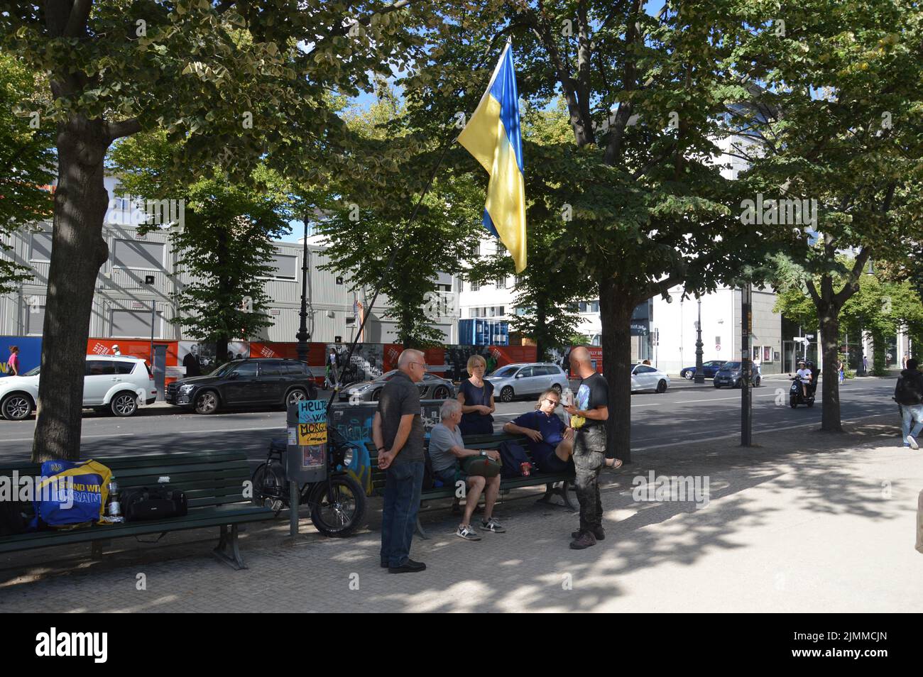 Berlín, Alemania - 6 de agosto de 2022 - Monumento a Ucrania frente a la Embajada de Rusia en Unter den Linden. (Markku Rainer Peltonen) Foto de stock