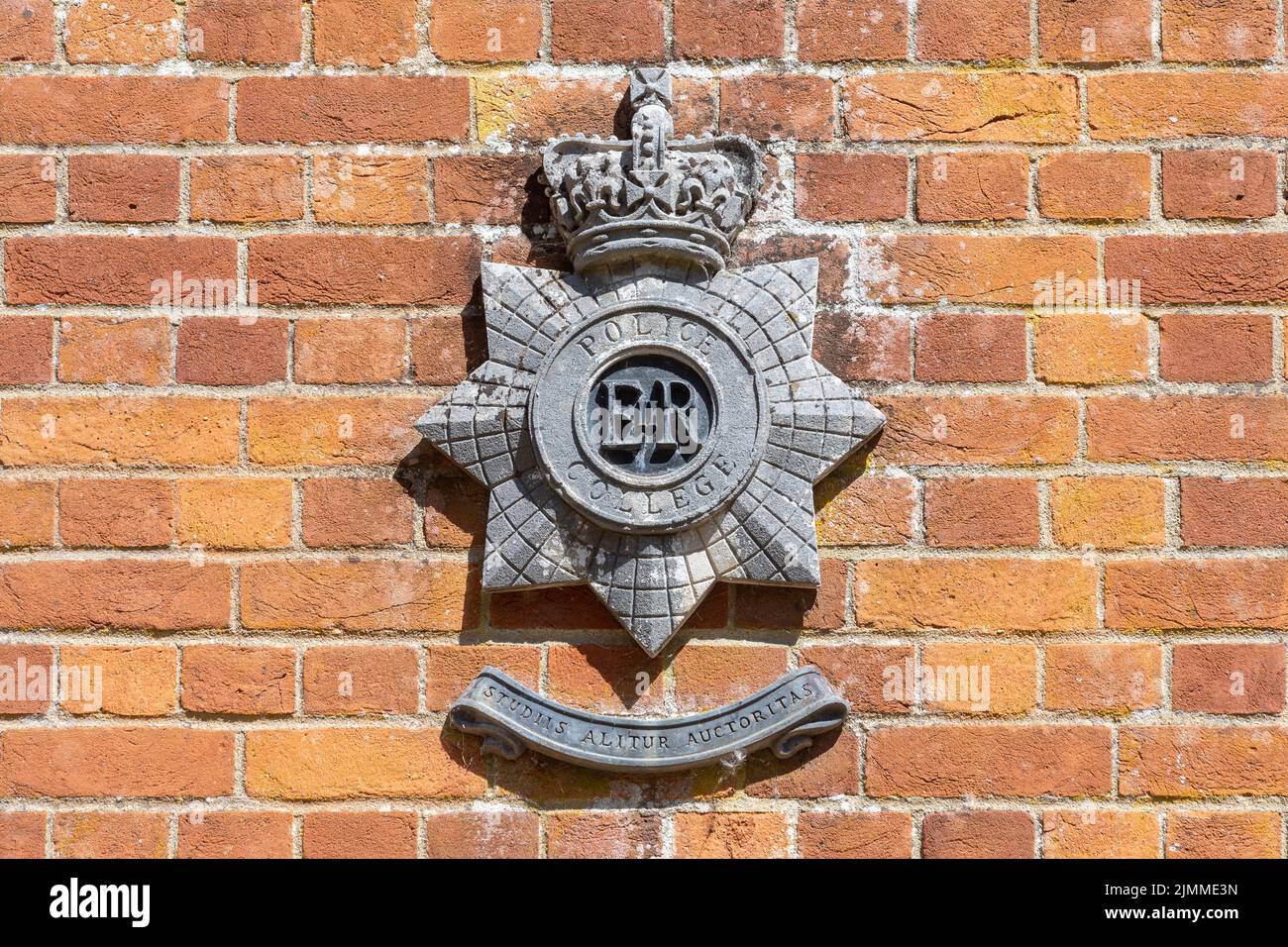 La antigua Escuela Superior de Policía de Bramshill, ahora cerrada, Hampshire, Inglaterra, Reino Unido. Placa de policía en la puerta de entrada. Foto de stock