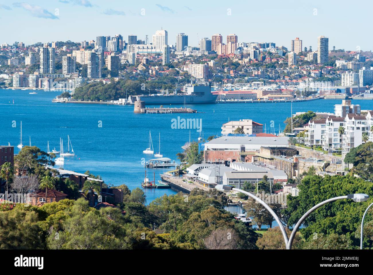 Desde el norte de Sydney hasta Neutral Bay y Sub Base Platypus y cruzando el puerto de Sydney hasta Garden Island y Naval Landing Ship, HMAS Choules Foto de stock