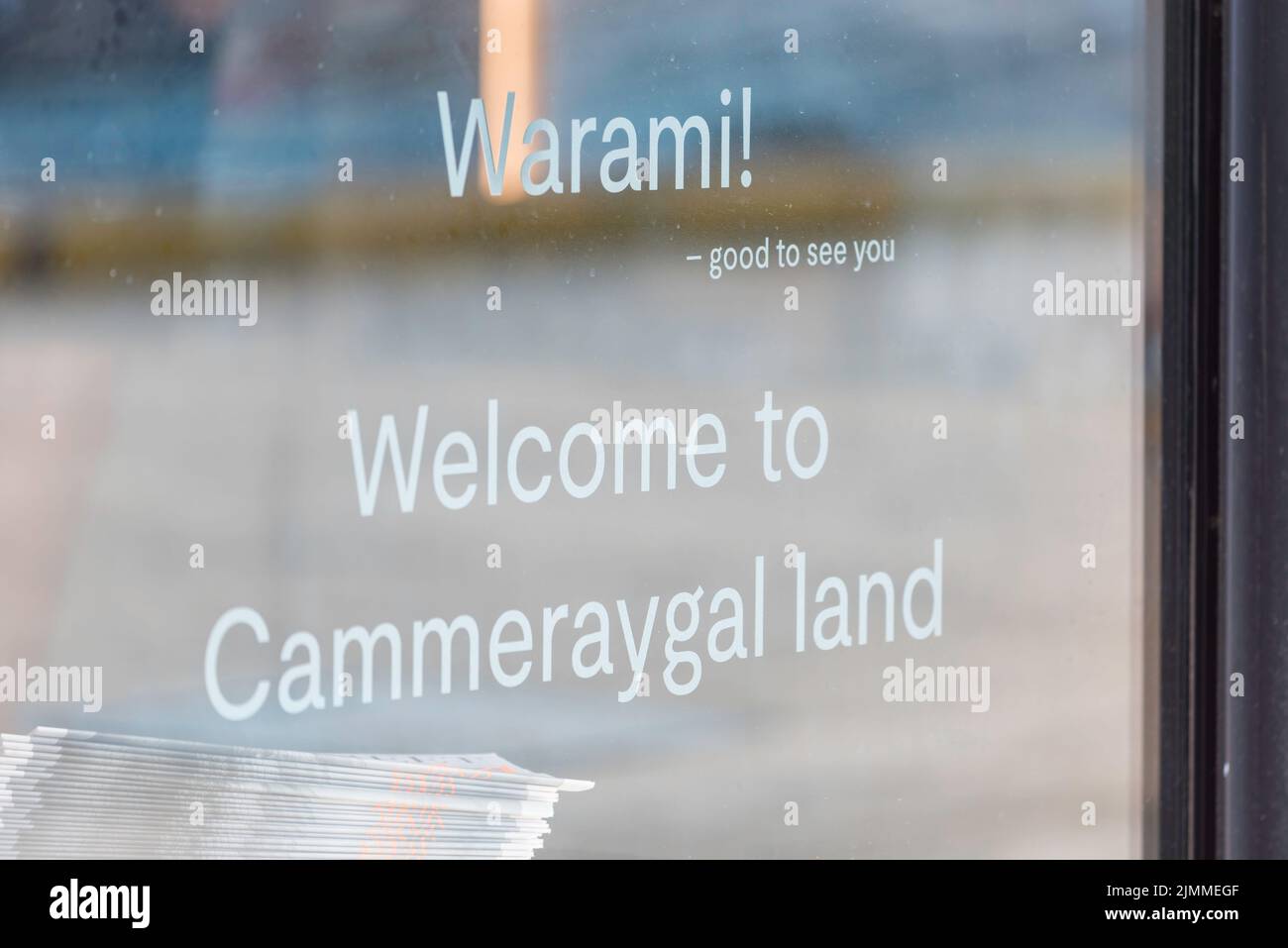Un cartel en la ventanilla de una tienda que utiliza el idioma de los pueblos indígenas aborígenes locales 'Warami' que significa 'Good to See You' en la Tierra de Cammeraygal en Sydney, Australia Foto de stock