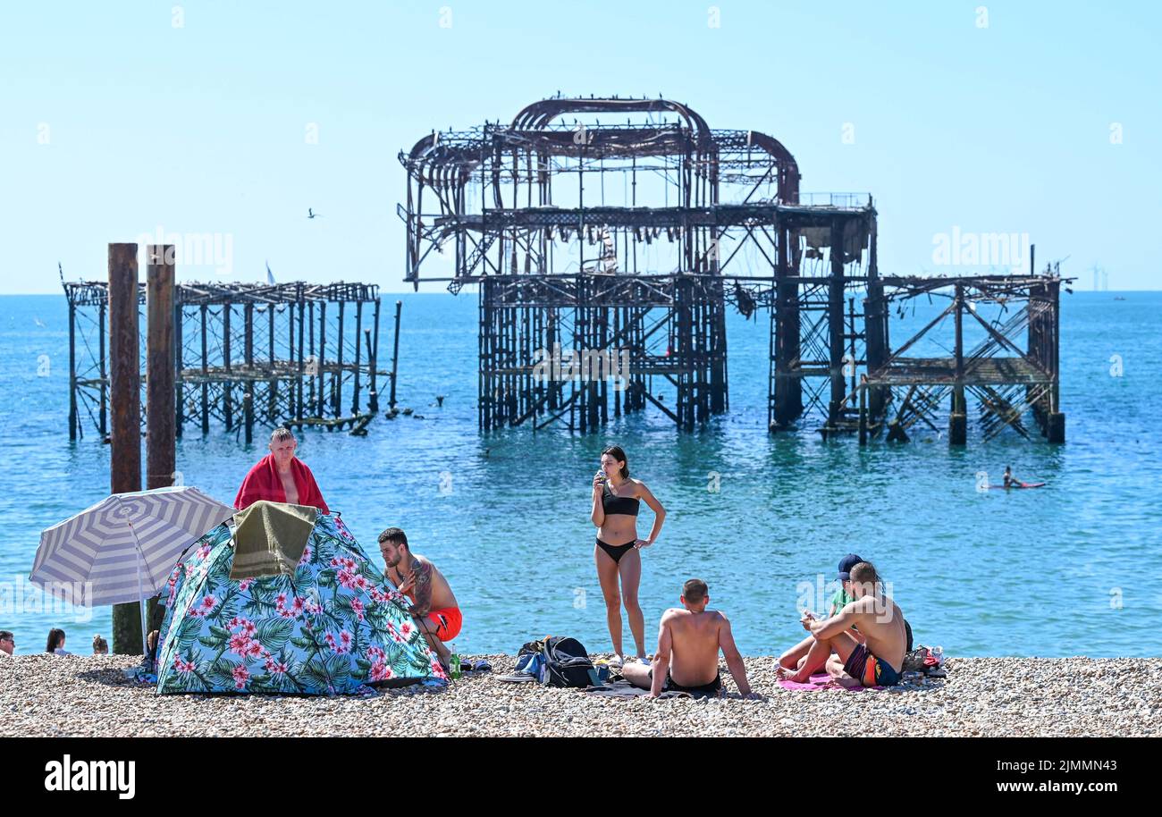Brighton Reino Unido 7th Agosto 2022 - Los bañistas disfrutan del clima cálido y soleado de la playa de Brighton, ya que miles de visitantes están en la ciudad para las celebraciones del fin de semana del Festival del Orgullo . Más tiempo caliente se pronostica para partes del Reino Unido durante la próxima semana con temperaturas que se espera que vayan por encima de los 30 grados de nuevo : crédito Simon Dack / Alamy Live News Foto de stock