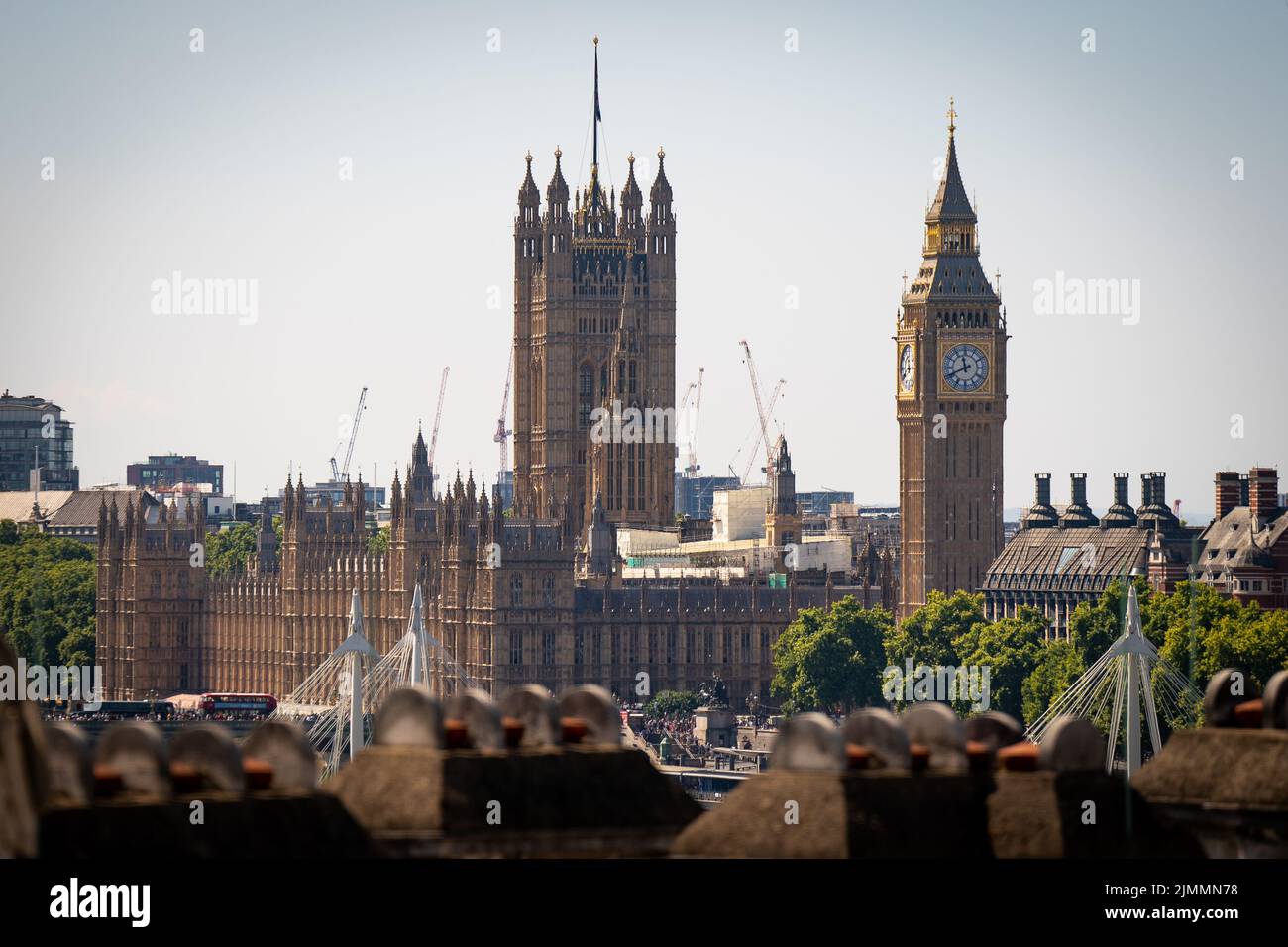 Una vista de la Torre Elizabeth, Casas del Parlamento, Londres en un día soleado. Fecha de la foto: Sábado 6 de agosto de 2022. Foto de stock