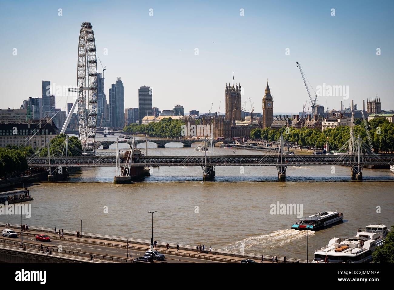 Una vista del London Eye, la Elizabeth Tower, las Casas del Parlamento y el río Támesis, Londres en un día soleado. Fecha de la foto: Sábado 6 de agosto de 2022. Foto de stock