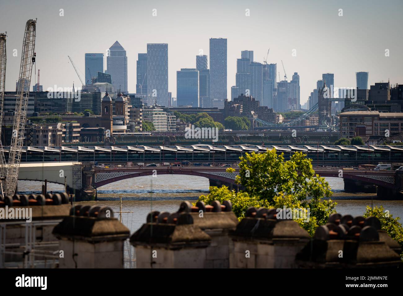 Vista del puente Blackfriars y Canary Wharf en Londres en un día soleado. Fecha de la foto: Sábado 6 de agosto de 2022. Foto de stock