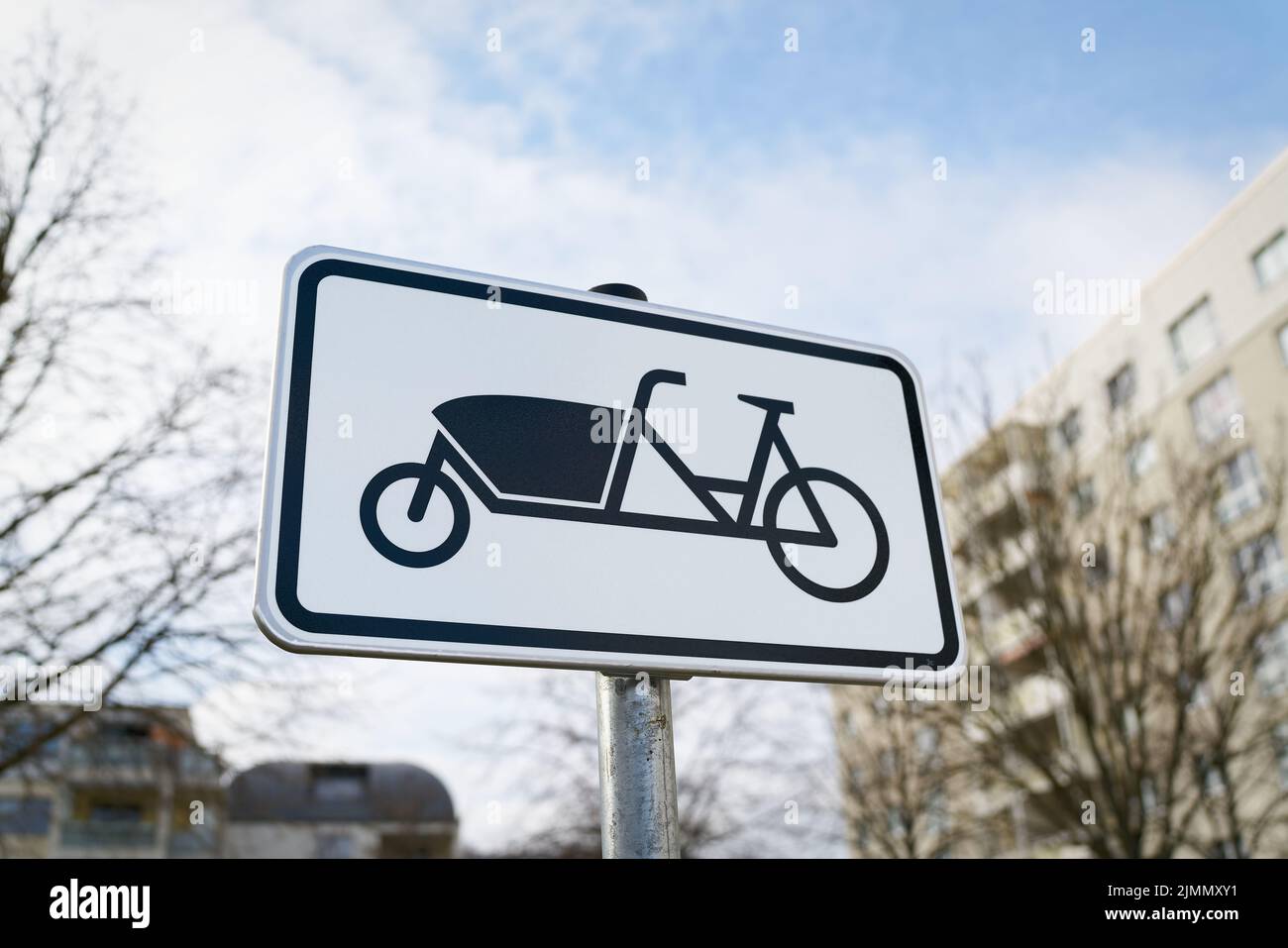 Señal que indica el lugar de estacionamiento para bicicletas de carga en Magdeburg en Alemania Foto de stock