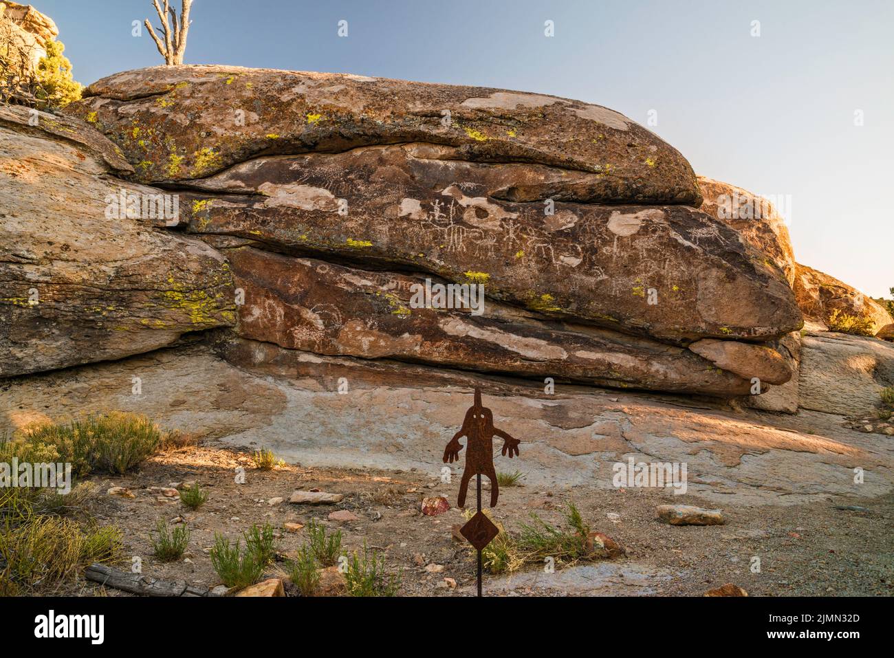 Petroglifos en la roca de tuff, marcador de senderos, Distrito Arqueológico Mt Irish, Locus Occidental, Monumento Nacional Basin and Range, Nevada, EE.UU Foto de stock