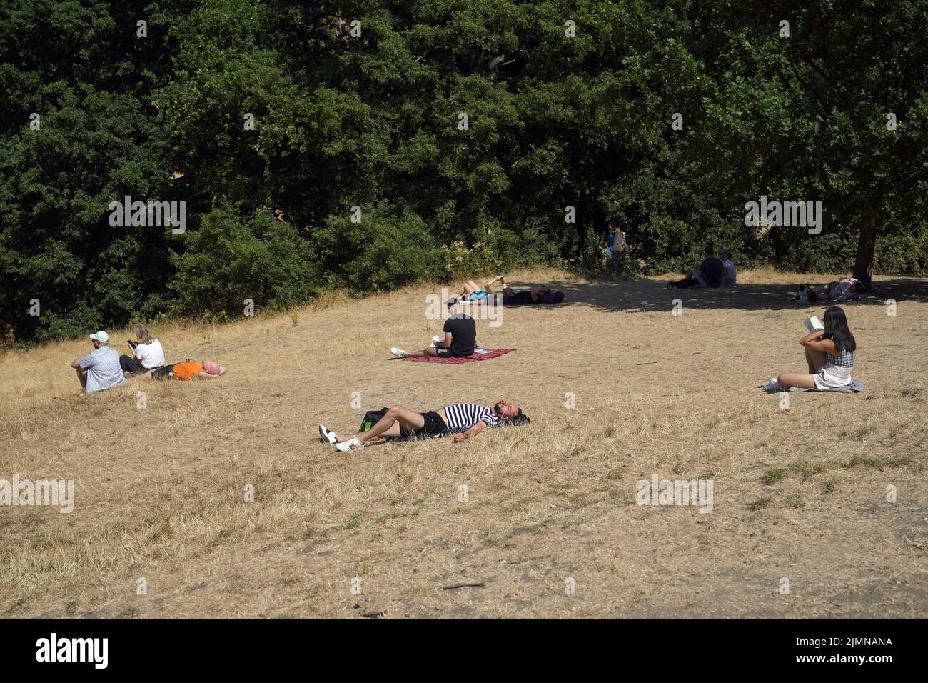 La gente disfruta del clima cálido en Una vista de Greenwich Park, Londres. Fecha de la foto: Domingo 7 de agosto de 2022. Foto de stock
