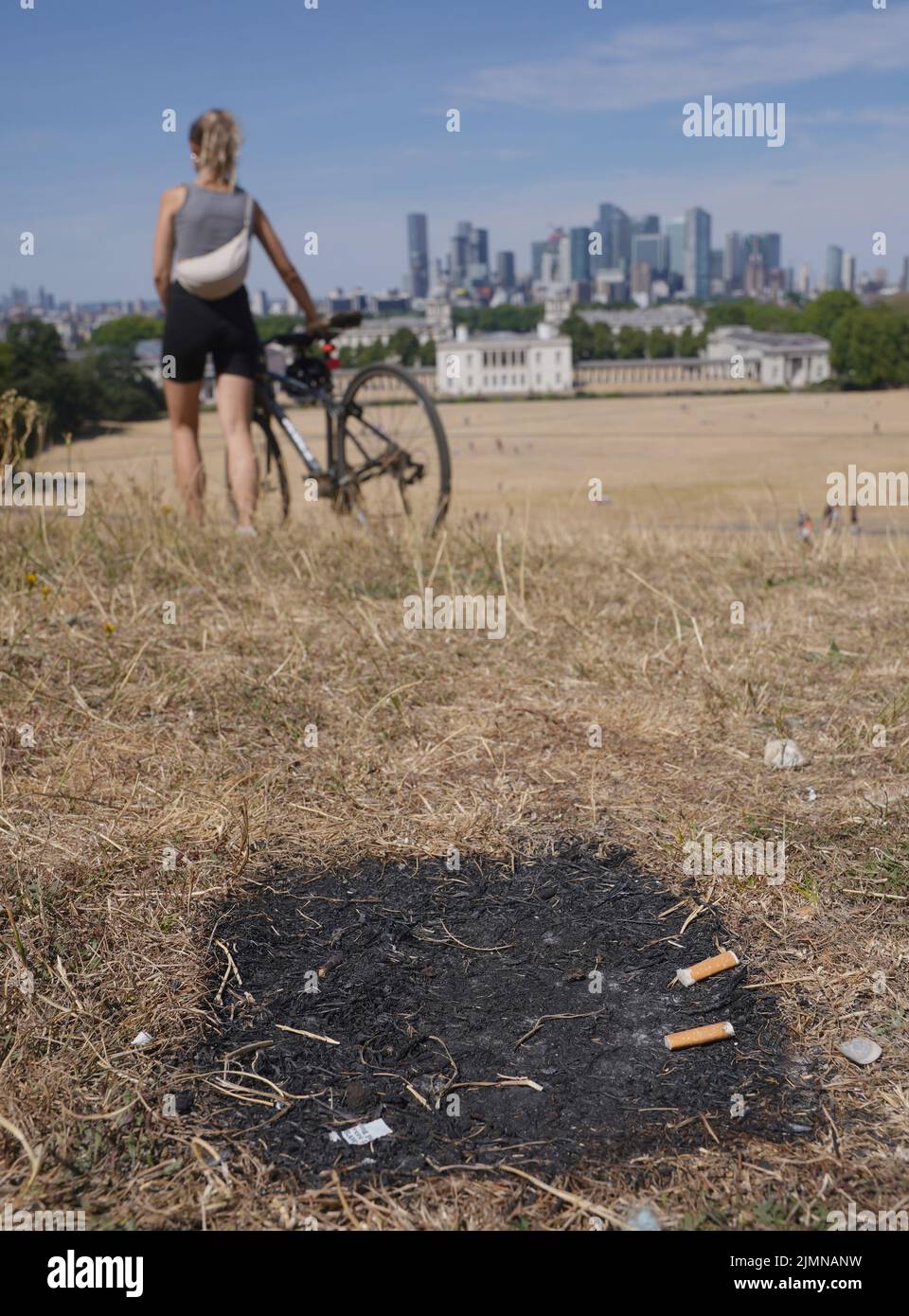 Una marca quemada dejada por una barbacoa desechable en Greenwich Park, Londres. Fecha de la foto: Domingo 7 de agosto de 2022. Foto de stock