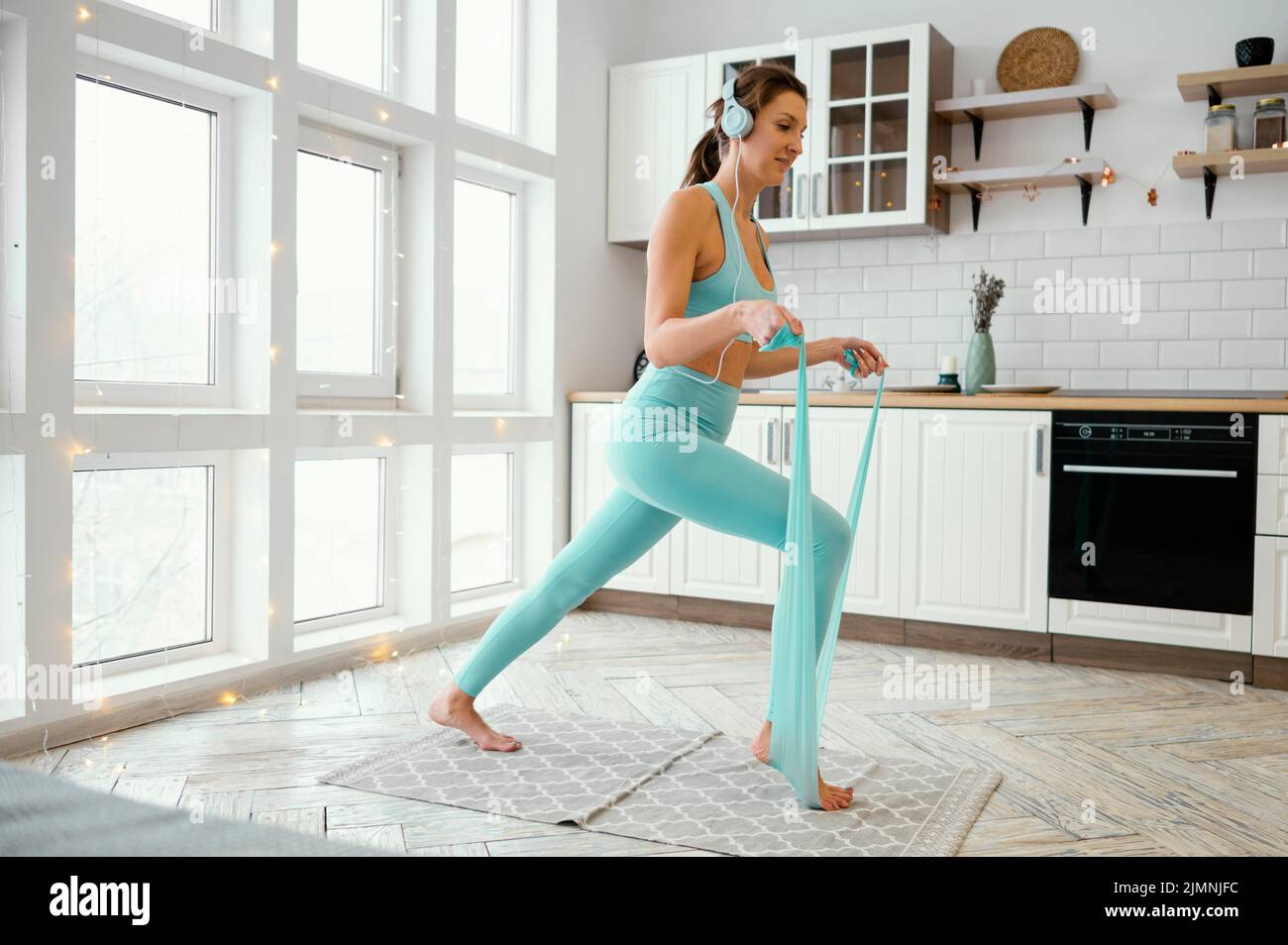 Mujer haciendo ejercicio con banda elástica fotografías e imágenes de alta  resolución - Alamy