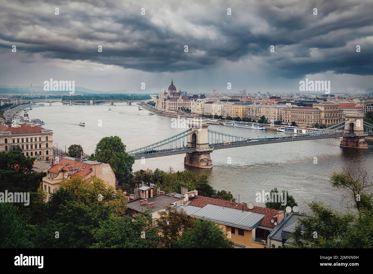 Nubes de truenos en el parlamento de Budapest, Hungría Foto de stock