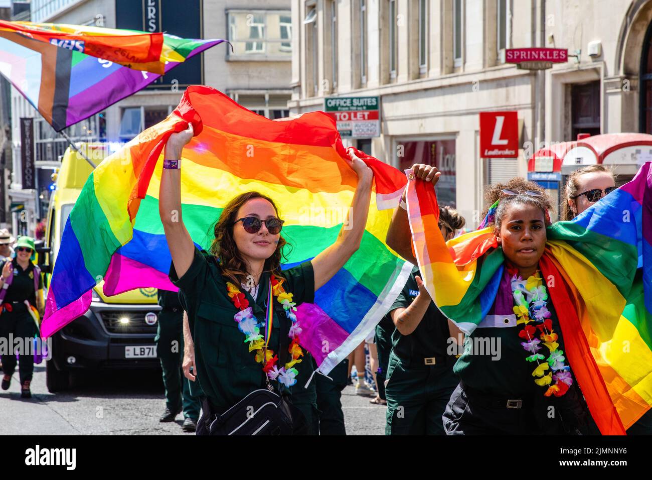 Brighton, Reino Unido. 6th de agosto de 2022. Los trabajadores de NHS participan en el 30th aniversario del desfile de la comunidad LGBTQ+ de Brighton & Hove Pride. Brighton & Hove Pride tiene la intención de celebrar y promover el respeto, la diversidad y la inclusión dentro de la comunidad local, así como apoyar a las organizaciones benéficas y causas locales a través de la recaudación de fondos. Crédito: Mark Kerrison/Alamy Live News Foto de stock