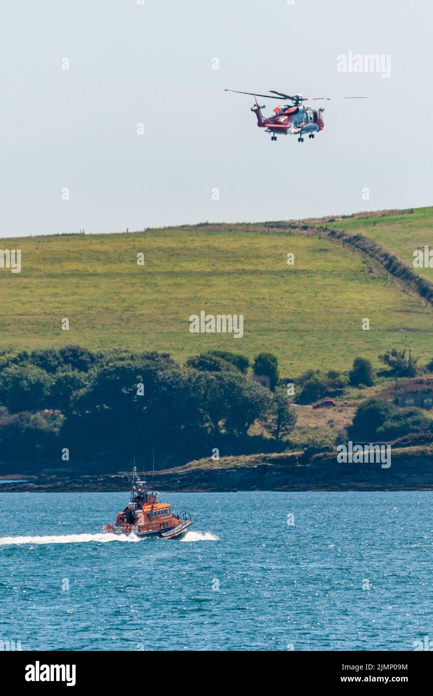 Courtmacsherry, West Cork, Irlanda. 7th de Ago de 2022. Hoy tuvo lugar en Courtmacsherry Bay un ejercicio de búsqueda y rescate aéreo y marítimo de varias agencias. El barco de la Marina irlandesa 'George Bernard Shaw' participó, junto con el bote salvavidas de Courtmasherry RNLI 'Frederick Storey Cockburn', el helicóptero Coastguard 'Rescue 117, y agencias de rescate en tierra. Una gran multitud de personas se reunieron en la caminata costera para ver el ejercicio. Crédito: AG News/Alamy Live News Foto de stock